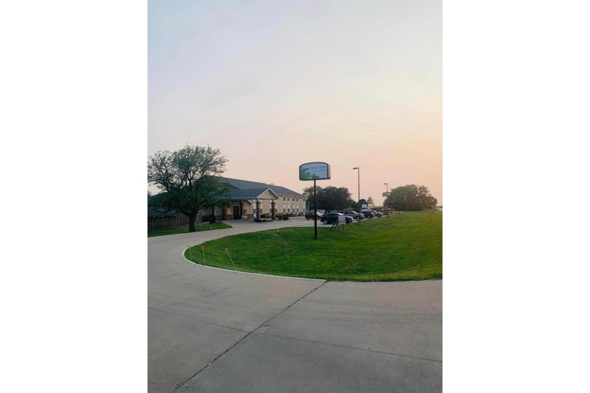 Park View Inn & Suites Hoisington Near Great Bend Exterior photo