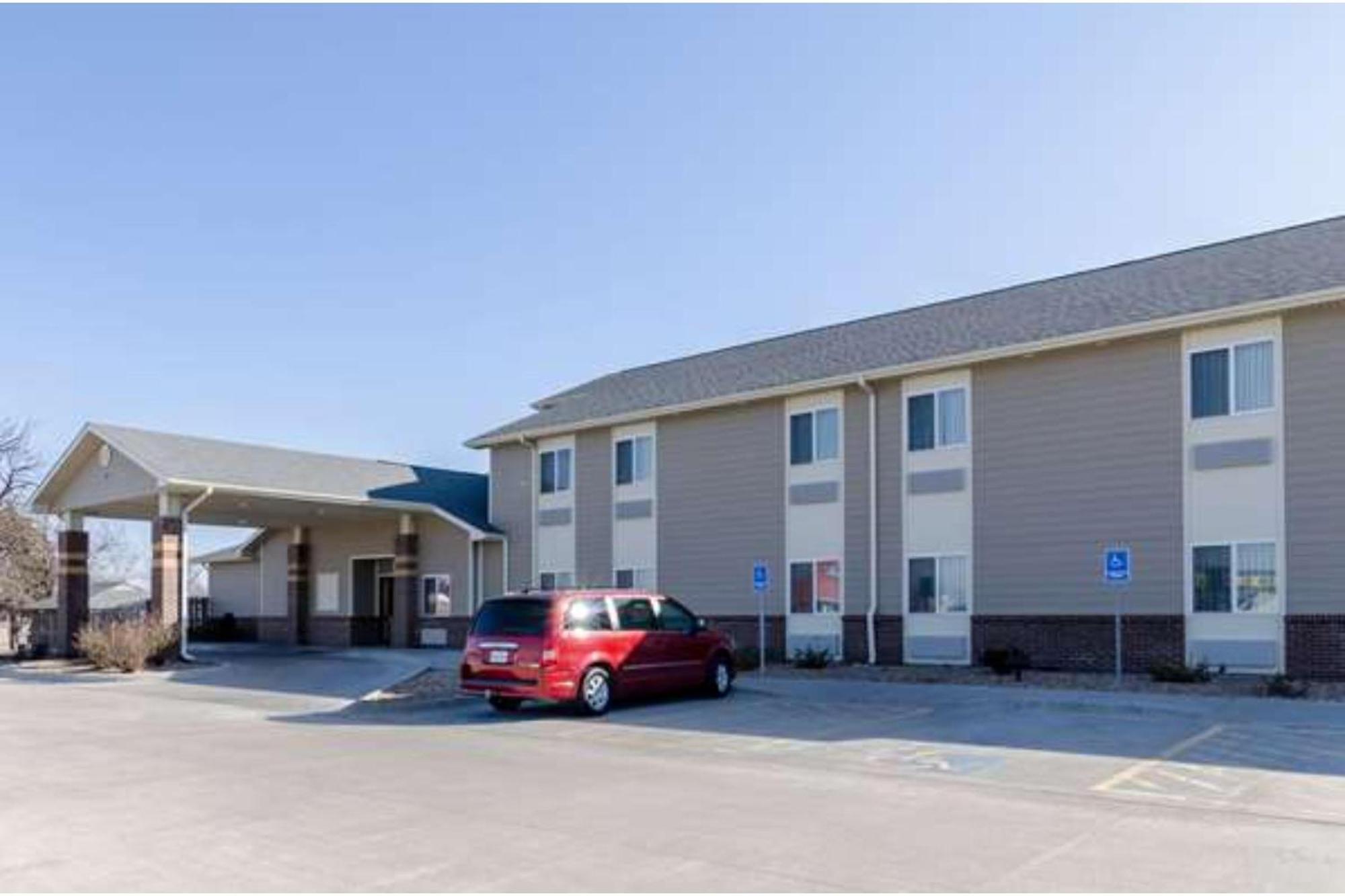 Park View Inn & Suites Hoisington Near Great Bend Exterior photo